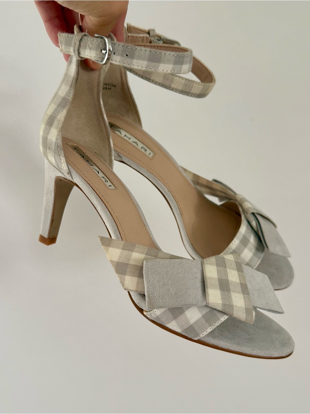NIB Tahari Newton Grey White Gingham Plaid Open Toe Bow 3” Heels NEW NWT 6.5